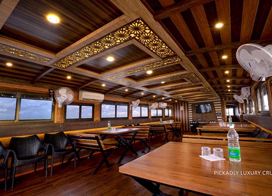 4 Bed Room Deluxe Houseboats In Kerala Pickadly Houseboats
